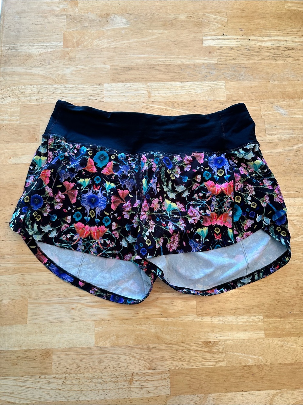 Lululemon shorts size 6
